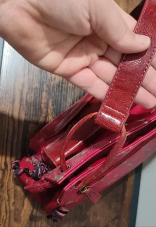 Borsetta Naj Oleari rossa con ravanelli.