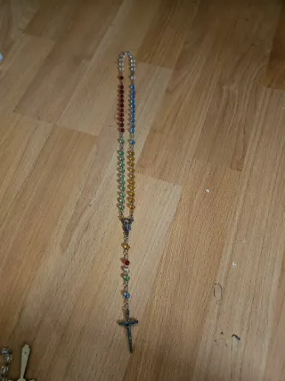 Rosario antiguo de cuentas de colores