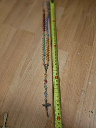 Rosario antiguo de cuentas de colores