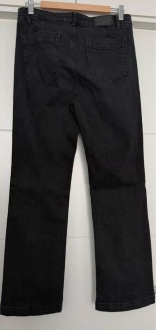 Pantalón negro vaquero/ jeans bootcut. Talla 42