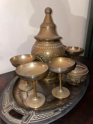 Juego copas y jarra latón antiguo