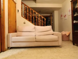 Sofá beige y rosa de tela