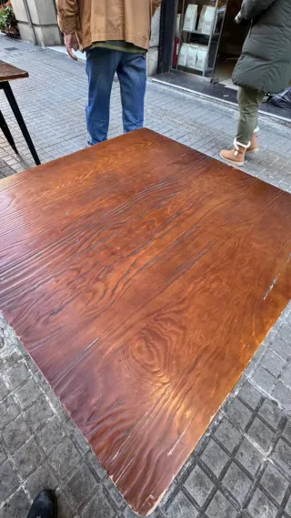 Mesa madera y metal de interior o exterior.