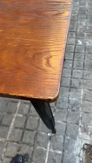 Mesa madera y metal de interior o exterior.