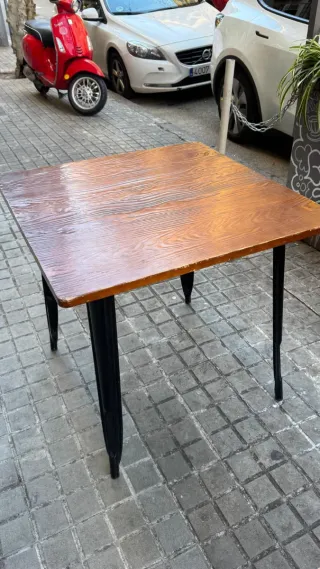 Mesa madera y metal de interior o exterior.