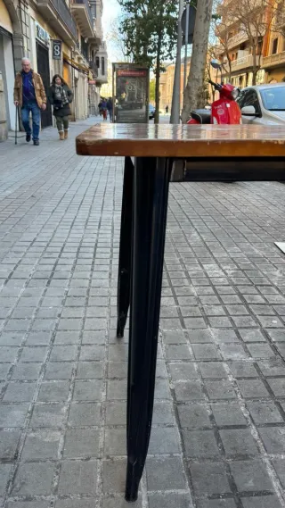 Mesa madera y metal de interior o exterior.