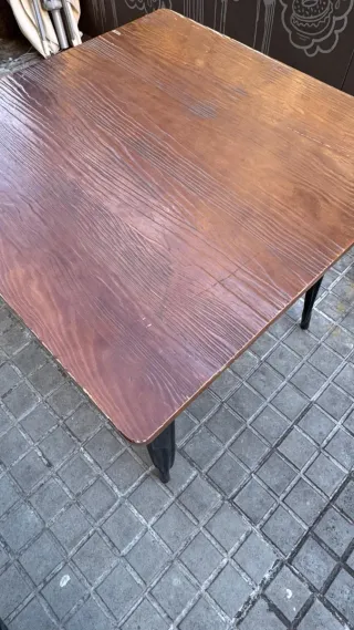 Mesa madera y metal de interior o exterior.