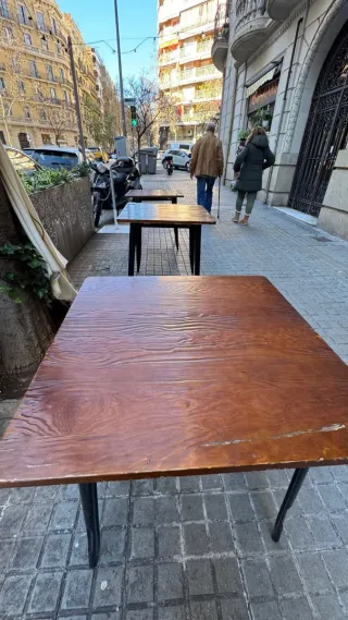 Mesa madera y metal de interior o exterior.