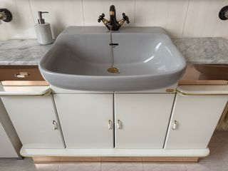 Mueble de baño con lavabo y espejo