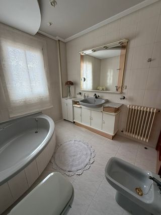 Mueble de baño con lavabo y espejo