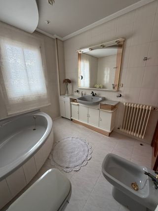 Mueble de baño con lavabo y espejo