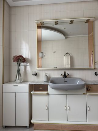 Mueble de baño con lavabo y espejo
