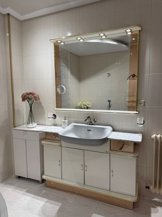 Mueble de baño con lavabo y espejo