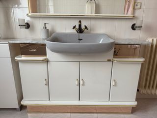 Mueble de baño con lavabo y espejo