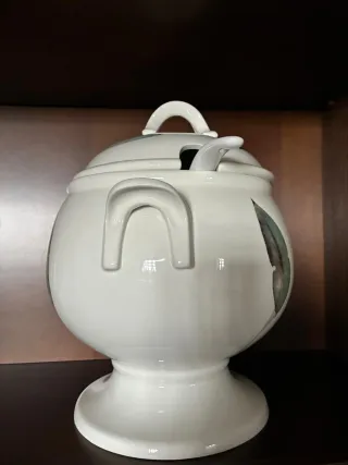 Sopera de porcelana con hojas