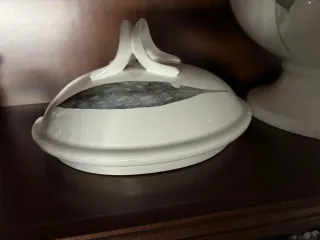 Sopera de porcelana con hojas