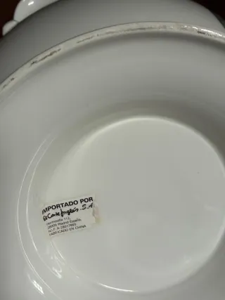 Sopera de porcelana con hojas