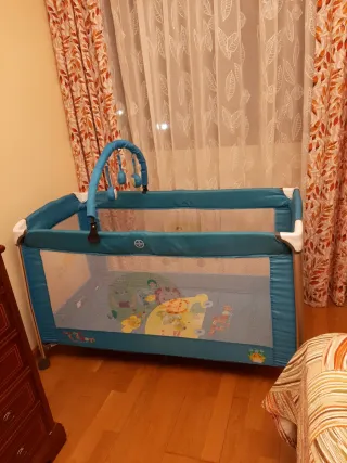 Cuna de viaje azul con peluches