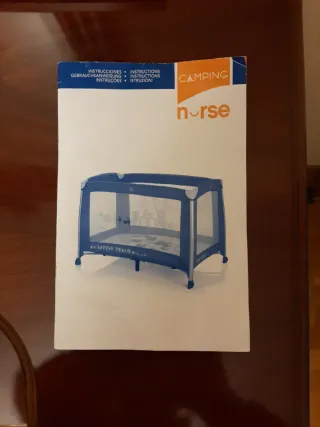 Cuna de viaje azul con peluches