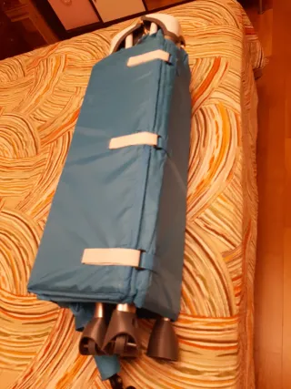 Cuna de viaje azul con peluches