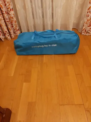 Cuna de viaje azul con peluches