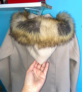 Abrigo beige con capucha y cremallera