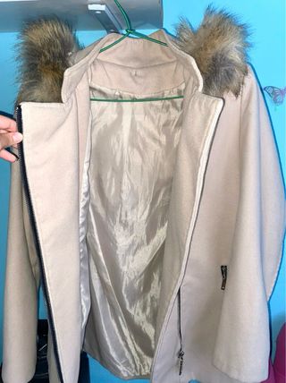 Abrigo beige con capucha y cremallera