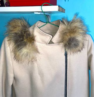 Abrigo beige con capucha y cremallera