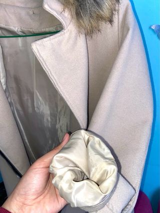 Abrigo beige con capucha y cremallera