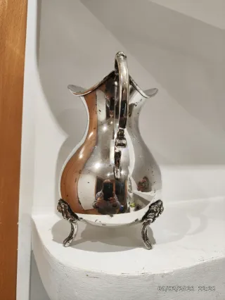 Jarrón de alpaca con base de flor