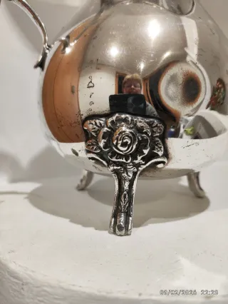 Jarrón de alpaca con base de flor