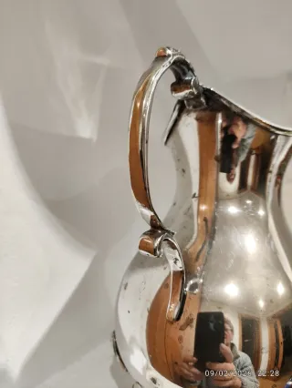 Jarrón de alpaca con base de flor