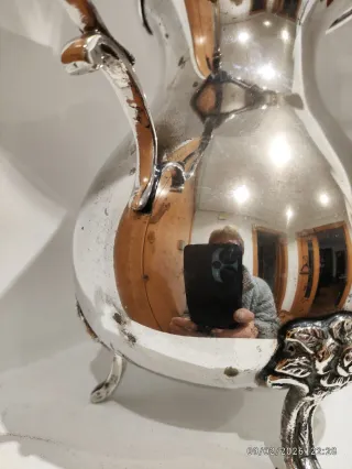 Jarrón de alpaca con base de flor