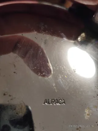 Jarrón de alpaca con base de flor