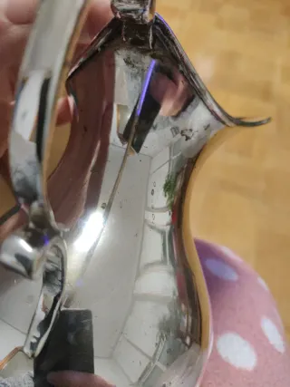 Jarrón de alpaca con base de flor