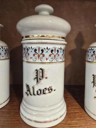 4 Albarelos, botes o tarros de Farmacia antiguos