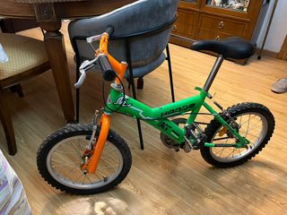 Bicicleta infantil naranja y verde
