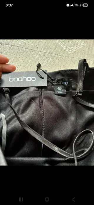 Vestido negro satinado con flor decorativa