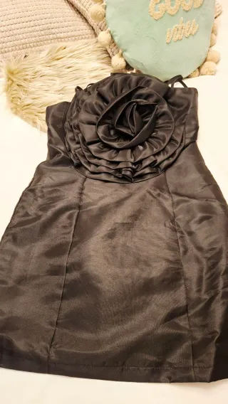 Vestido negro satinado con flor decorativa