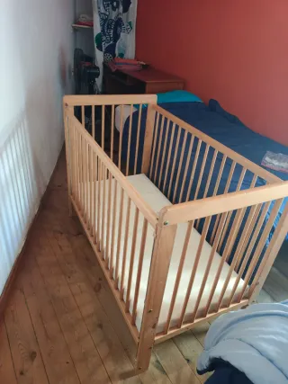 Cuna de madera con dos colchones y sabanas