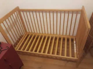 Cuna de madera con dos colchones y sabanas