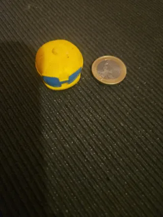 Casco de juguete amarillo y azul