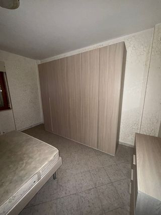 Armadio moderno beige/marrone legno. info su chat