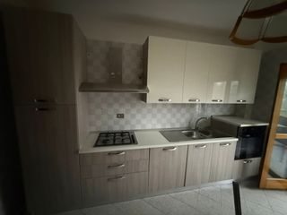 Armadio moderno beige/marrone legno. info su chat