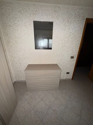 Armadio moderno beige/marrone legno. info su chat