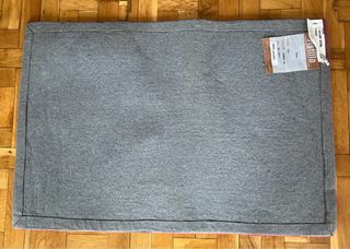 Dos Alfombras rojas con diseño gris