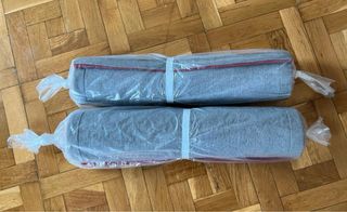 Dos Alfombras rojas con diseño gris