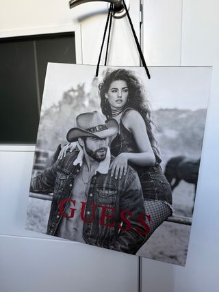 Bolsa de papel Guess. Nuevo. La medida de la bolsa