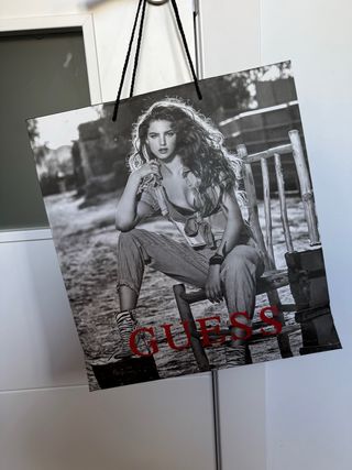 Bolsa de papel Guess. Nuevo. La medida de la bolsa
