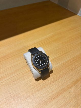Reloj de Oro con Correa de Caucho Negra